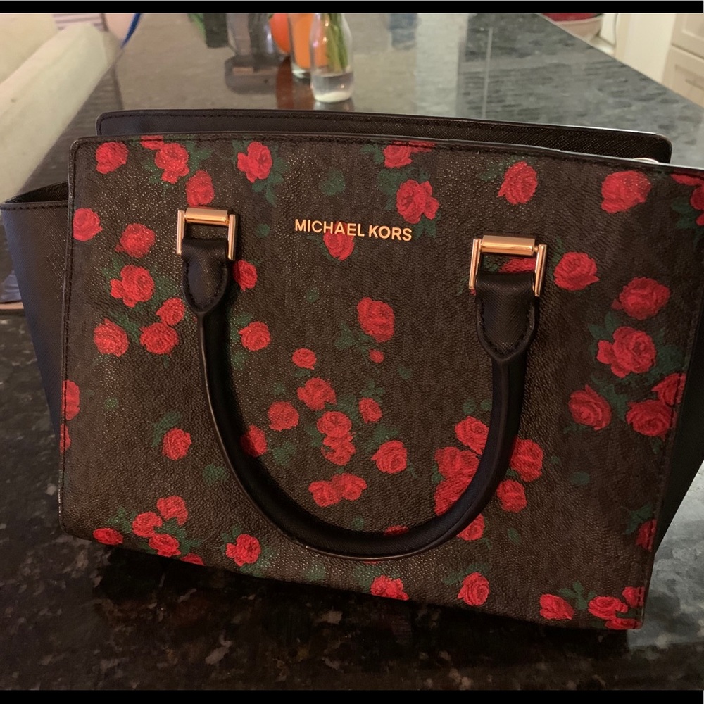 Beautiful Michael Kors purse, light wear and tear!